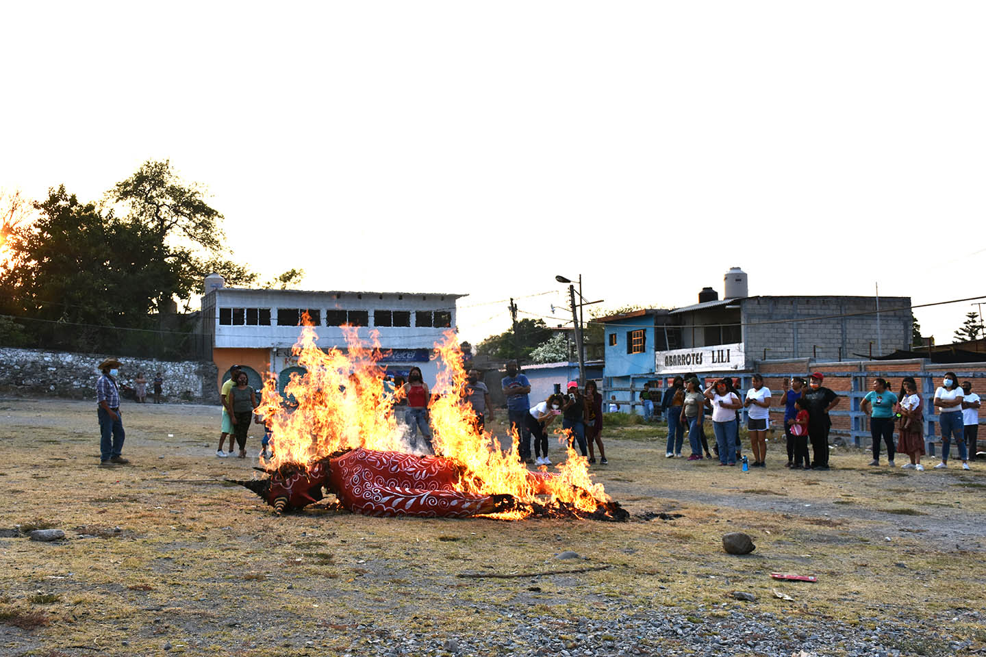 Judas ardiendo en el corral de toros de Tlatenchi