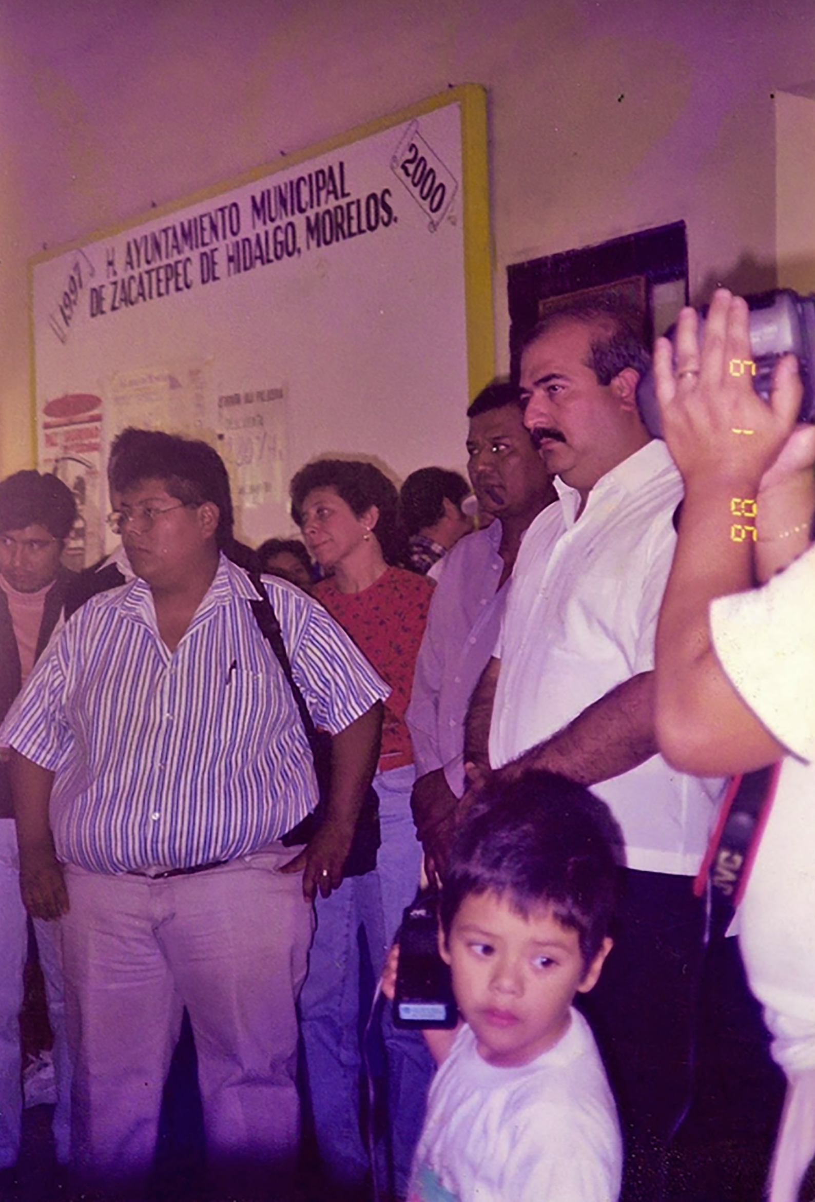 Victo Núñez entrega piezas al museo de Tetelpa En un día 9 de Enero de 1998 museosanestebantetelpa.blogspot