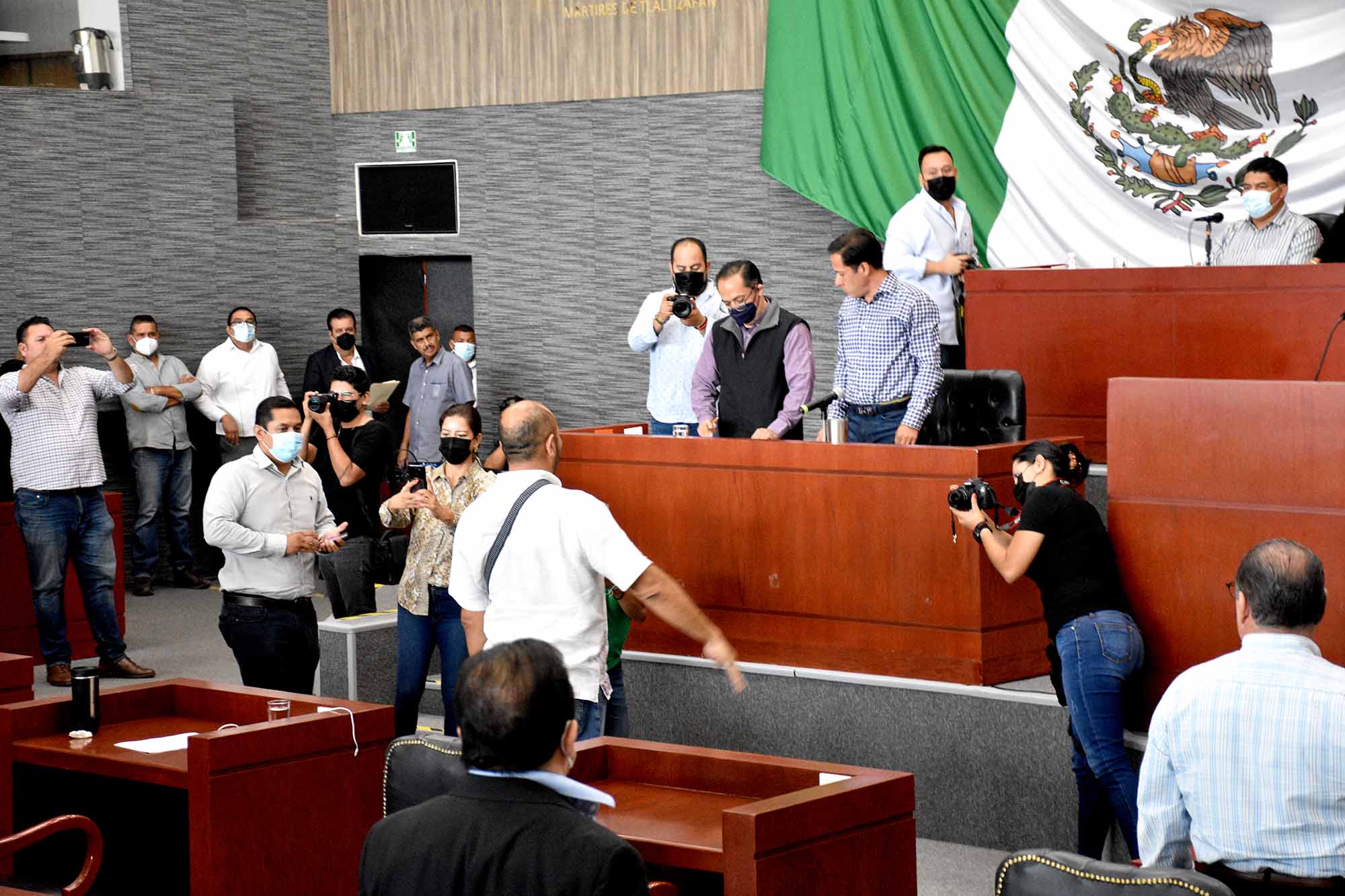 Roberto Carlos Yáñez Moreno tomando protesta