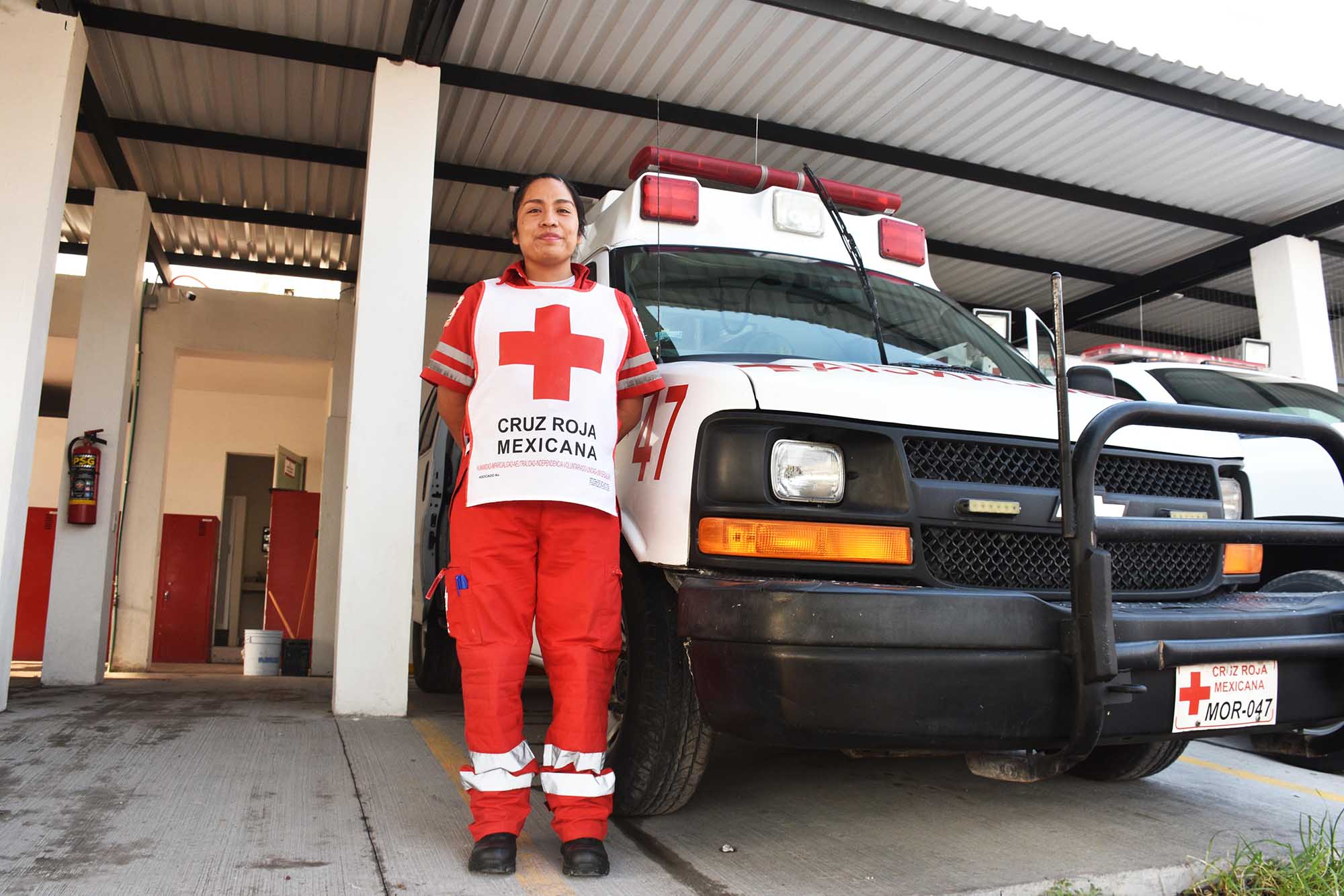 Silvia parada a lado de la ambulancia en la Cruz Roja