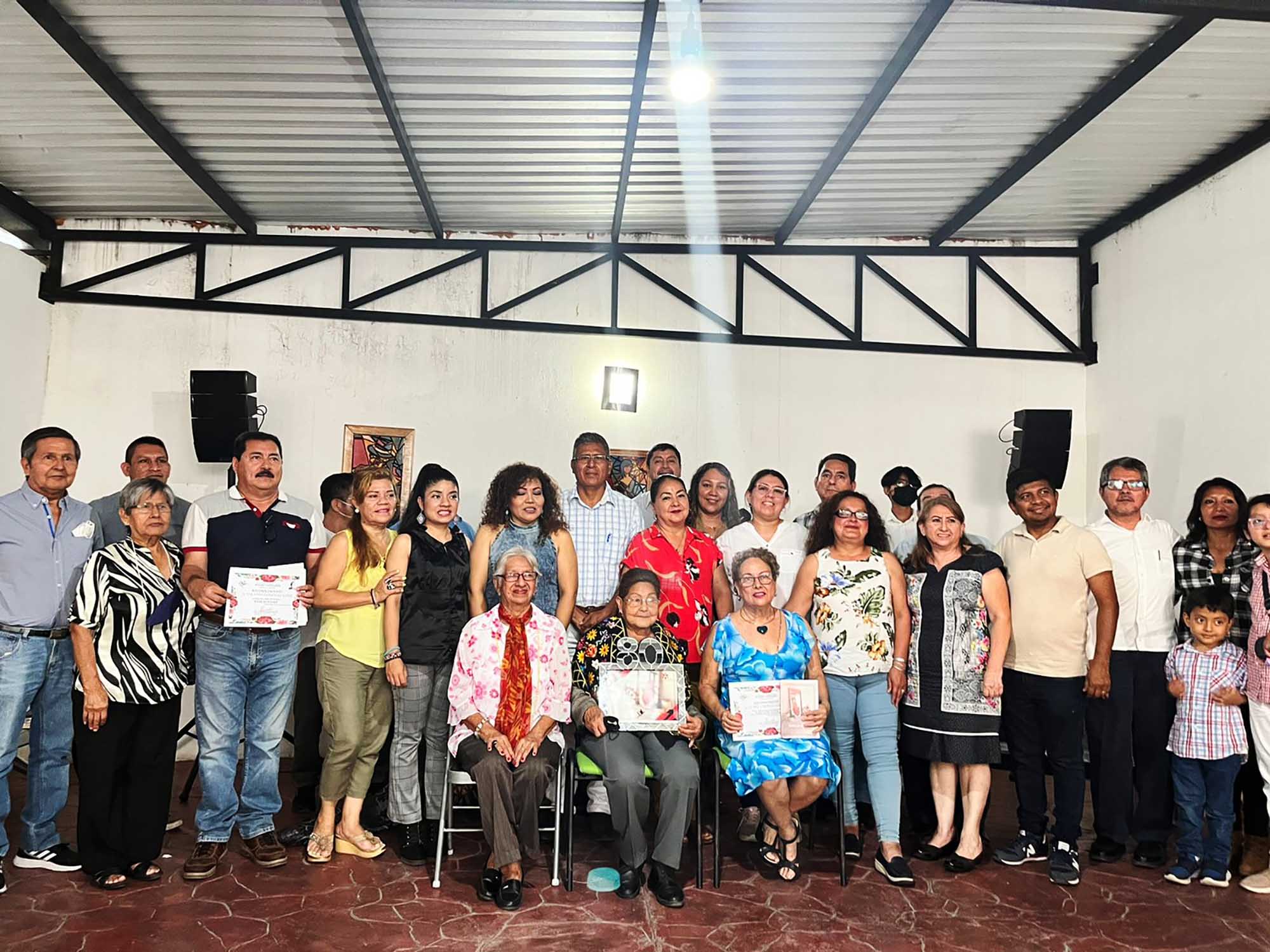 Público asistente a la presentación del libro Evocaciones de la poetiza Yolanda González López