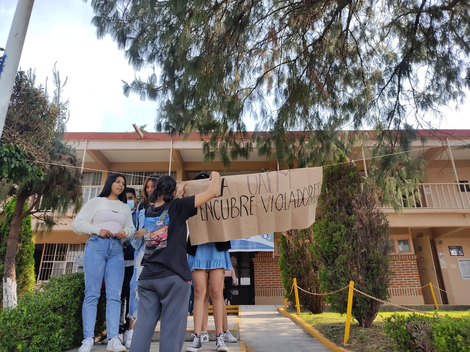 Universitarias protestando