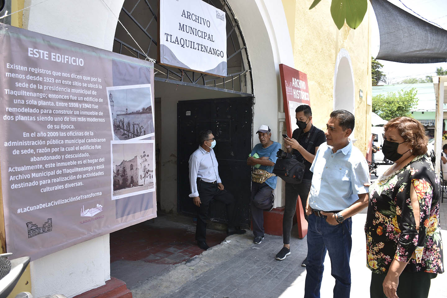 Alcalde Carlos Franco Ruiz en la entrada del Archivo Municipalm