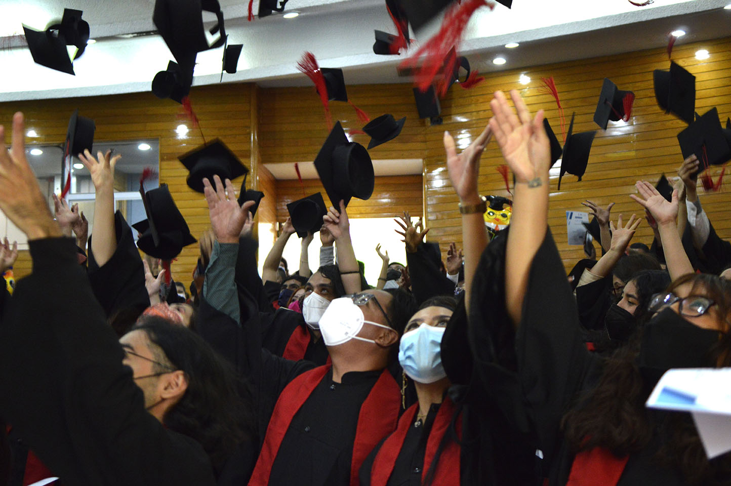 Graduados celebrando