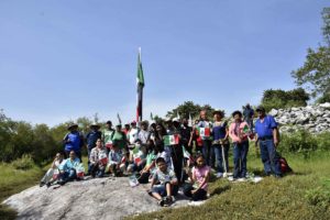 Turistas , momoxtle y banderas en el cerro. 26 septiembre 2021 M