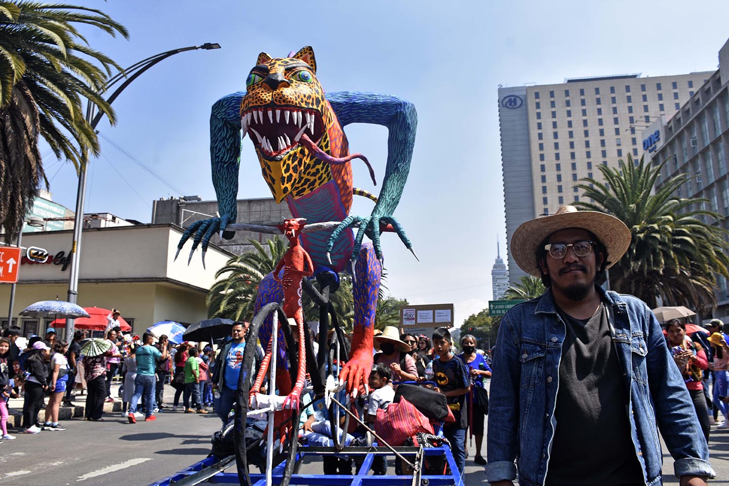 Alfonso Morales Hrtado y su alebrijeM