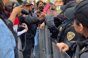 Policías y protesta organizaciones en favor de los migrantes