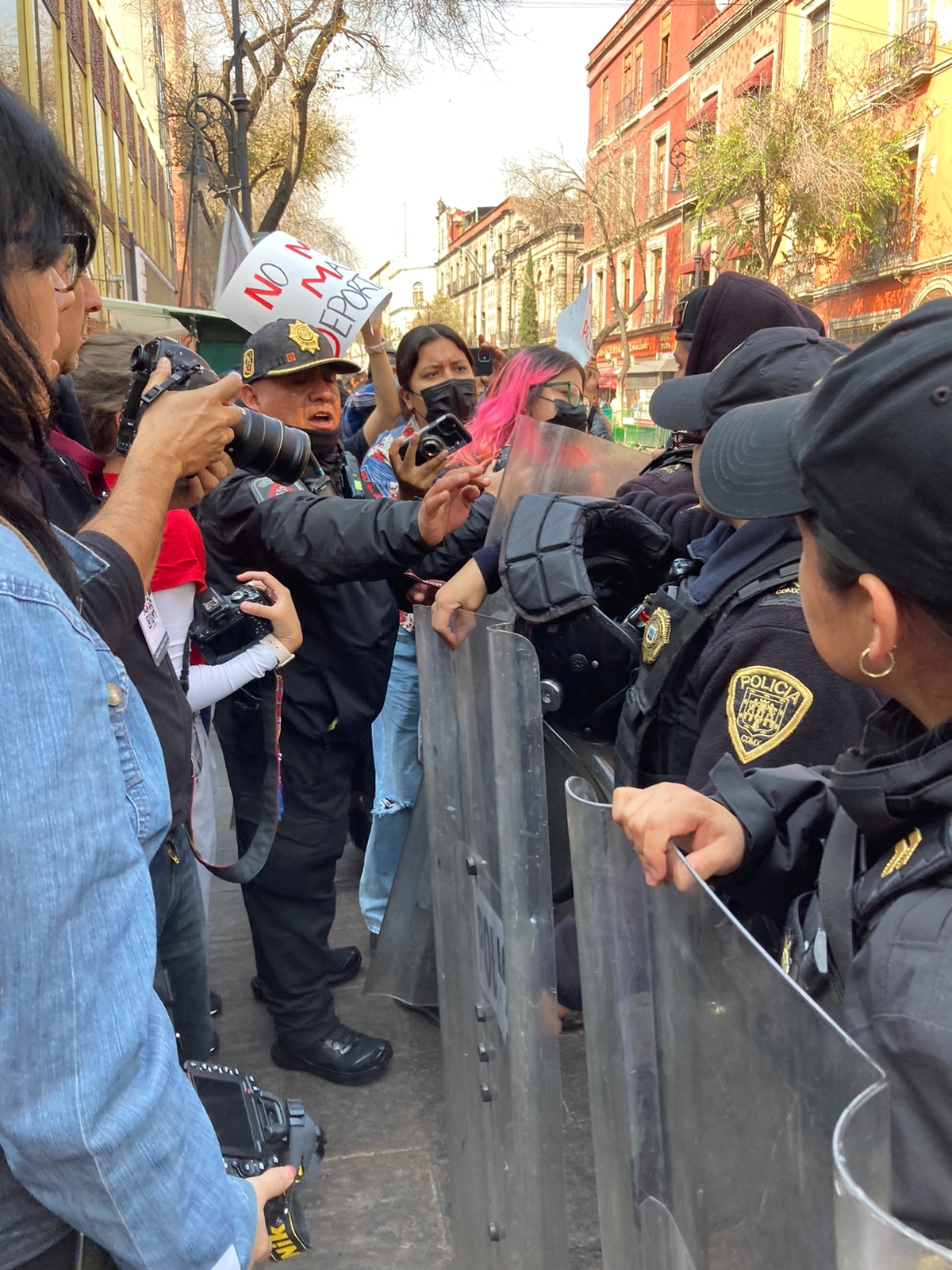 Policías y protesta organizaciones en favor de los migrantes 