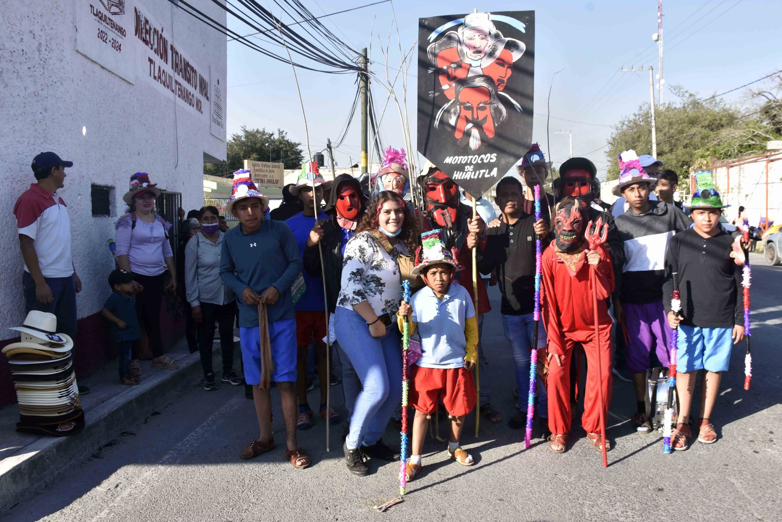 Mototocos y habitantes de Huautla 