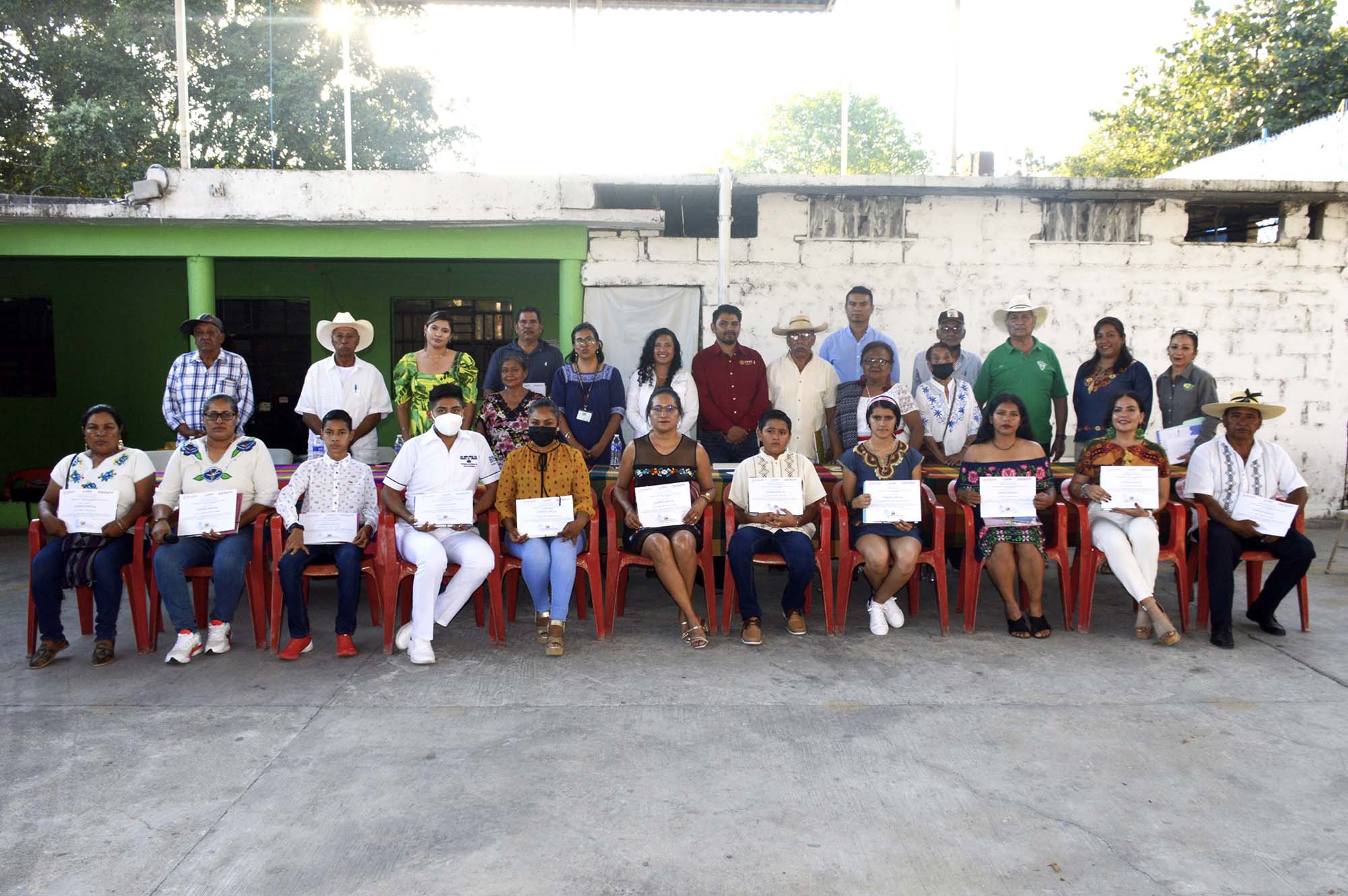 Alumnos graduados , maestro y autoridades