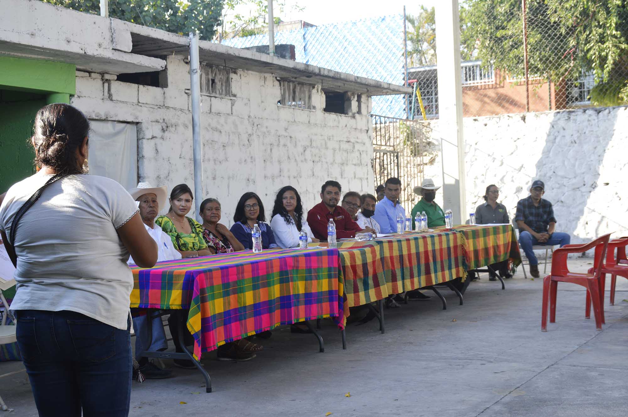 Autoridades escuchan a alumna