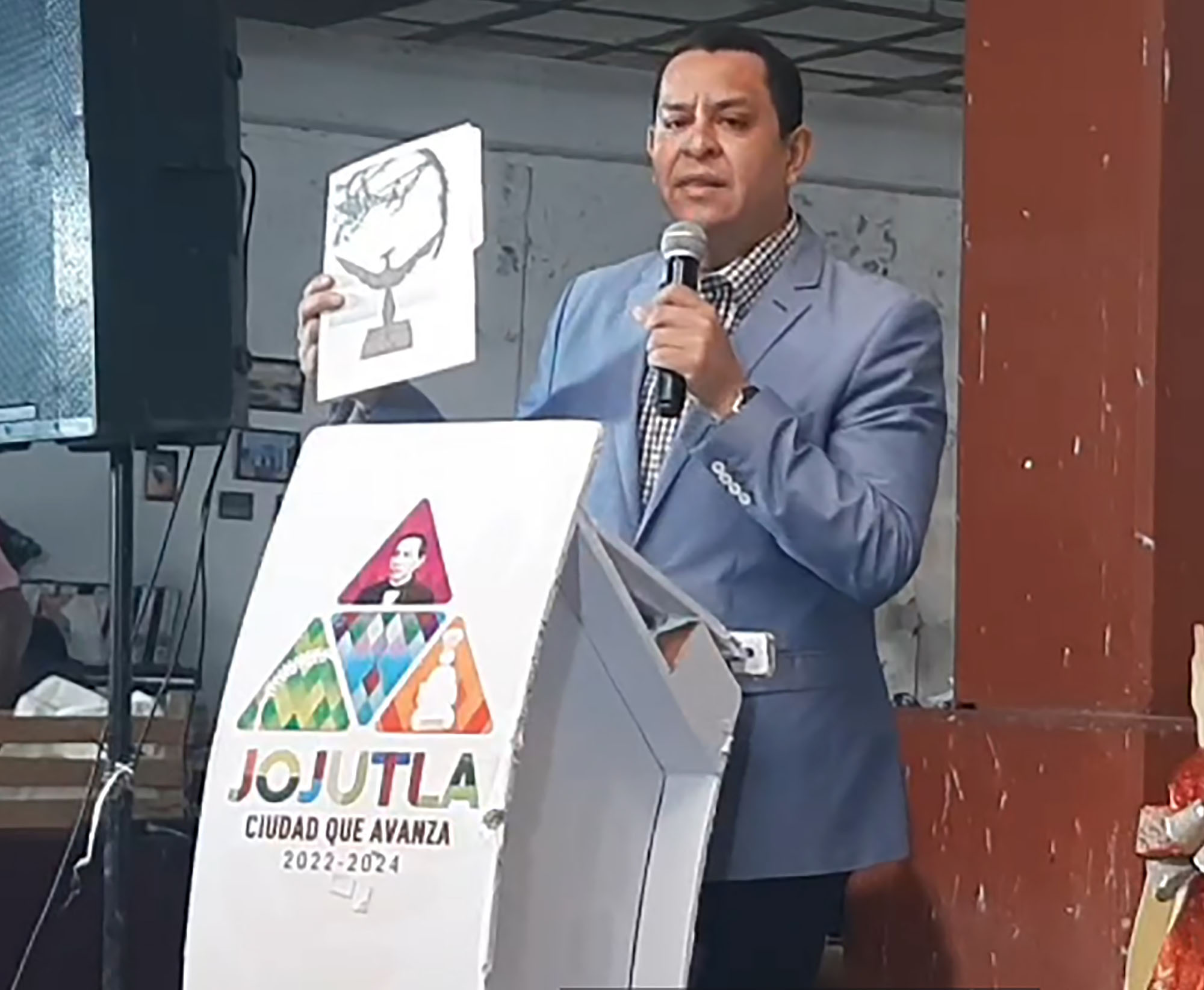 Juan Ángel enseñando el dibujo de la escultura