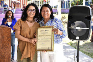 Guadalupe Záyago recibiendo un reconocimiento