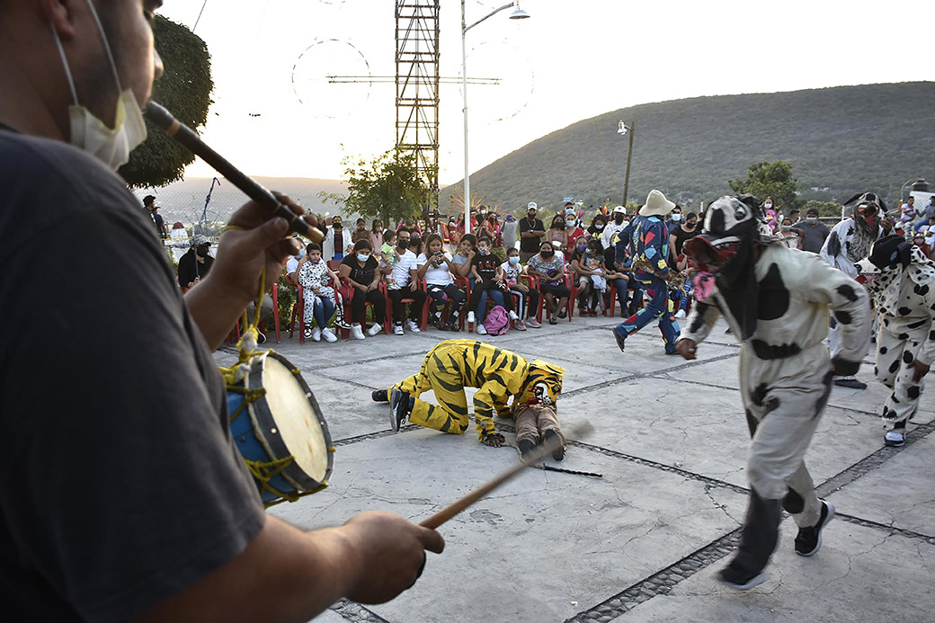 Tecuanes y Diahngo Paredes en Tetelpa