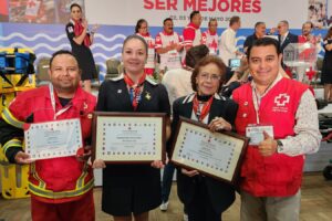 José Luis Alquicira Solís con Martín Cruz Marilú Sahuaya Zavala y Salas Catalina Aguirre Cordero.