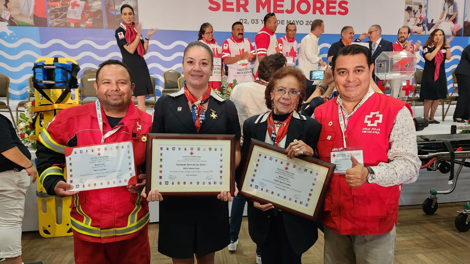 José Luis Alquicira Solís con Martín Cruz Marilú Sahuaya Zavala y Salas Catalina Aguirre Cordero.