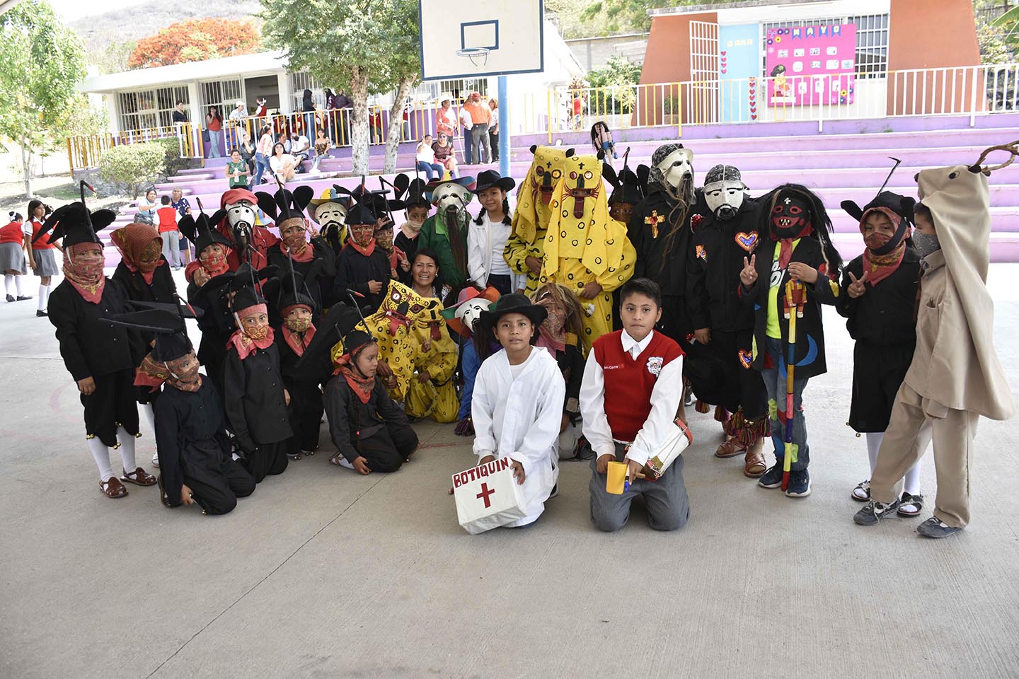 Maestra Guadalupe Záyago y Tecuanes infantiles