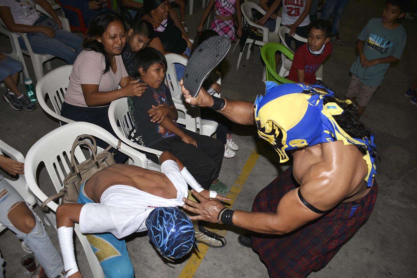 Electro golpeando con una chancla a su oponente 