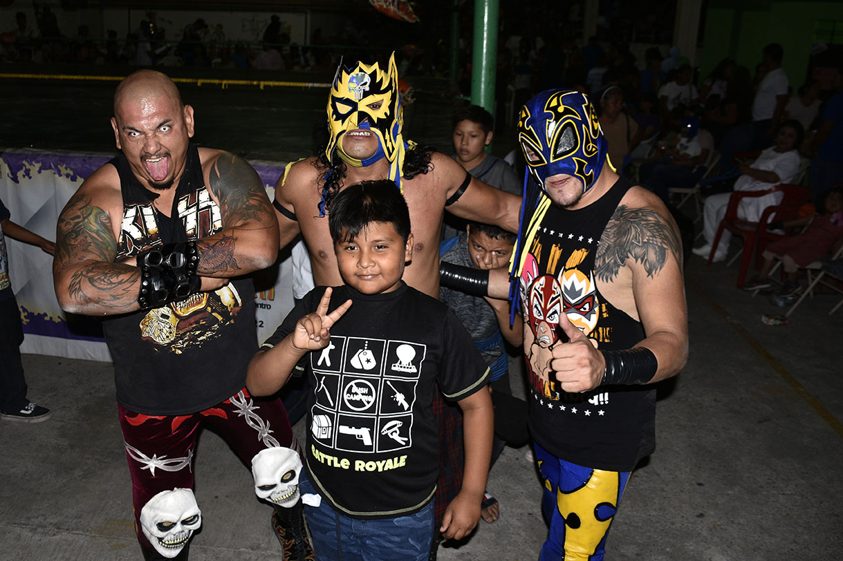 Luchadores y niño en Tetelpa