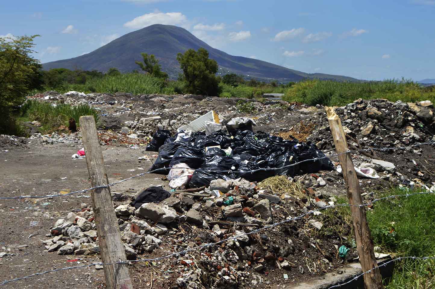 C2 Tranca y corral y basura en terreno de cultivo en margen del río 8 de junio 2022