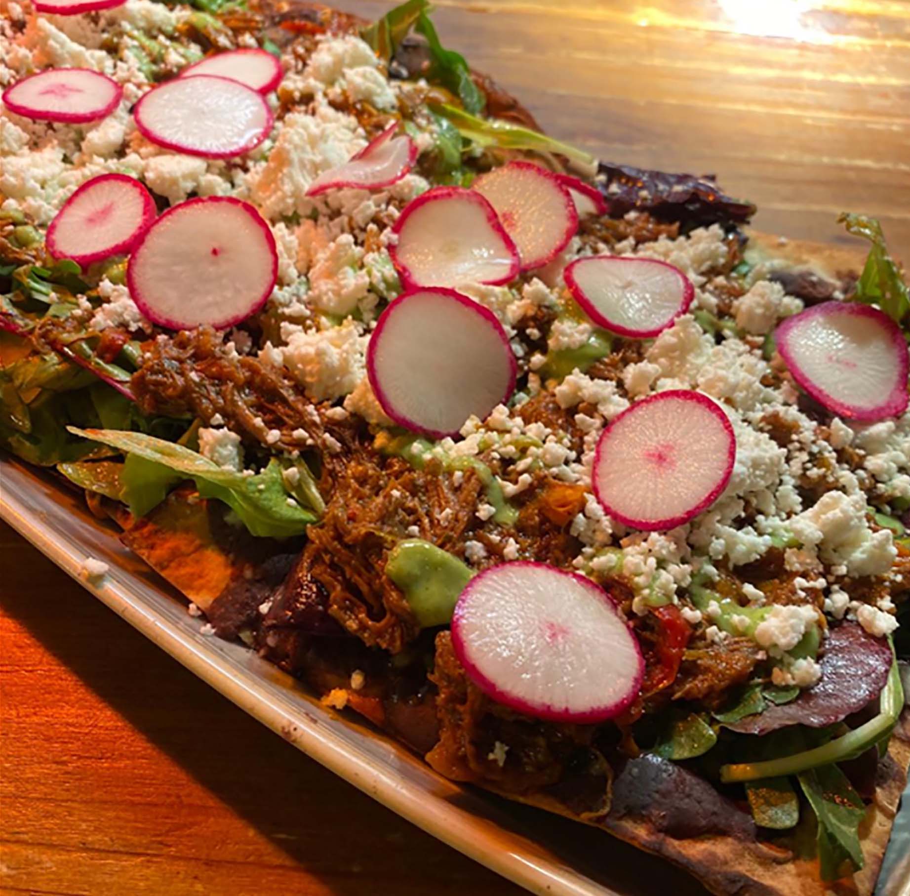 Tostada de quínoa con tinga de pollo