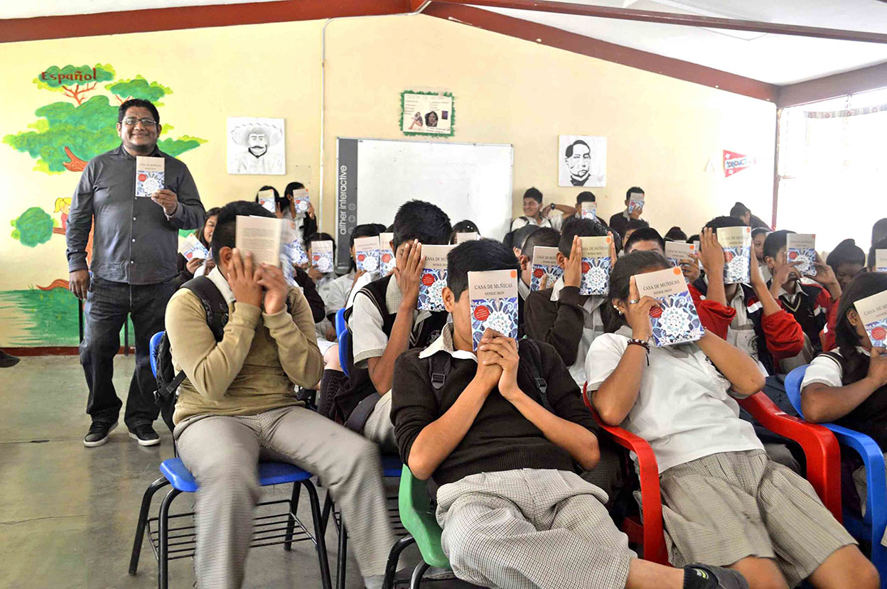 Profesor Roberto de la paz y alumnos. Cortesía