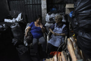 Josefa y su hija en la carbonería