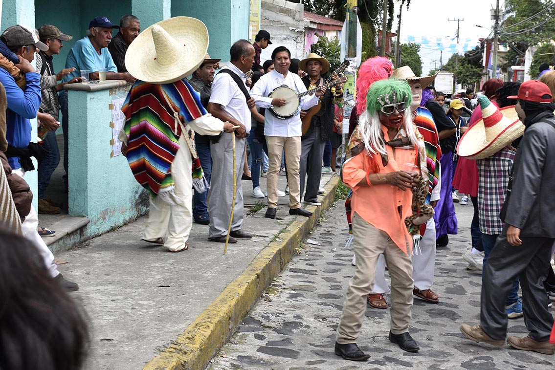 José Emmanuel López Campos tocando con los huehuenches