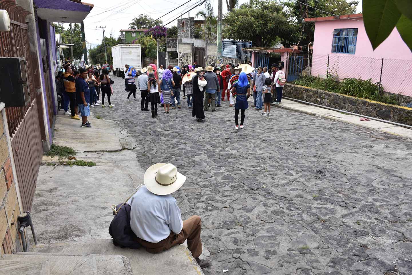 Adolfo Ruiz Contreras observa a los huehuenches