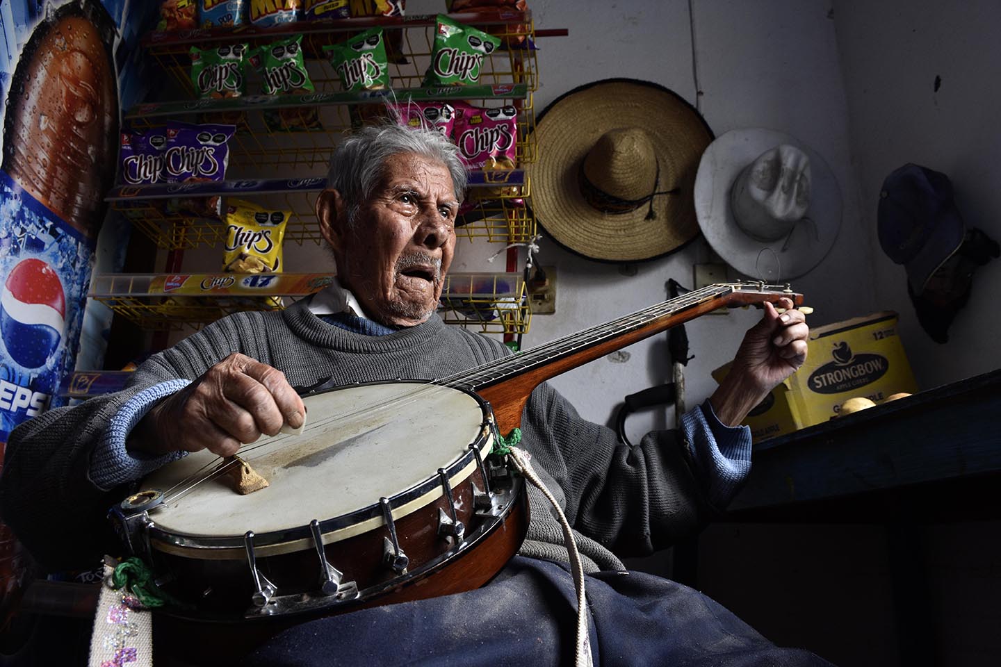 Benigno afina su banjo