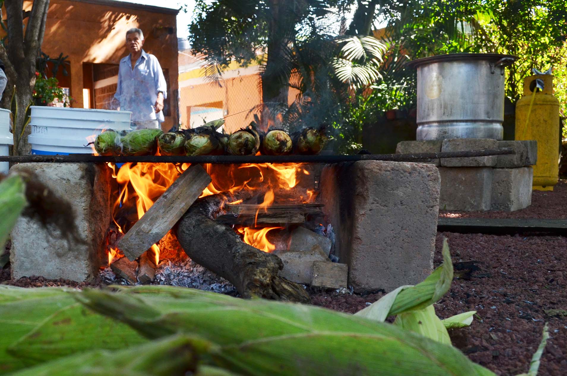 Fuego para tamales. Archivo