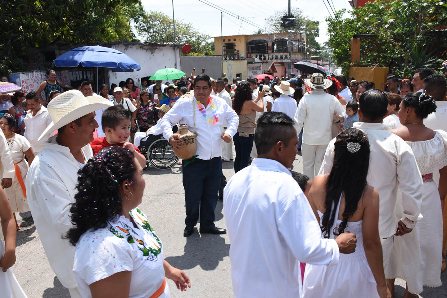 Francisco Salinas Sánchez con una jarra de pulque y bailando