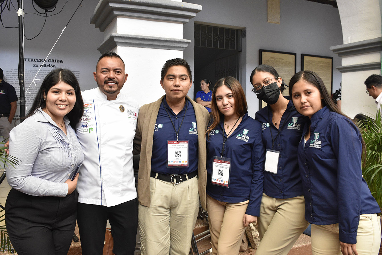 Chef Tony Castillo con alumnos en el Foro Internacional