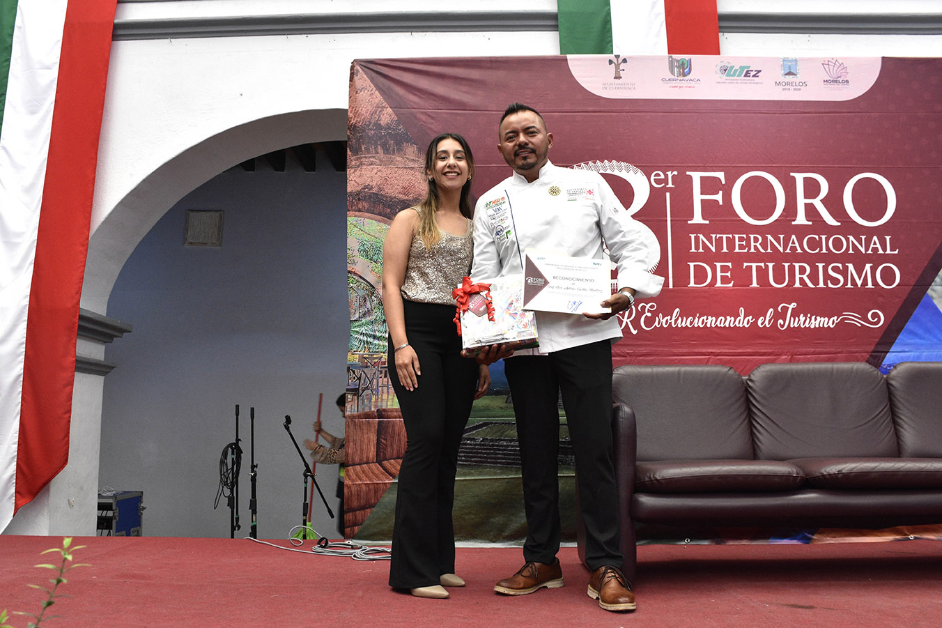 Chef Tony Castillo recibe reconocimiento en Foro