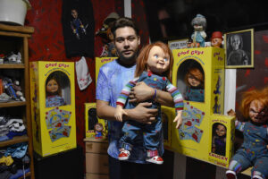 Luigy y su muñeco Chucky