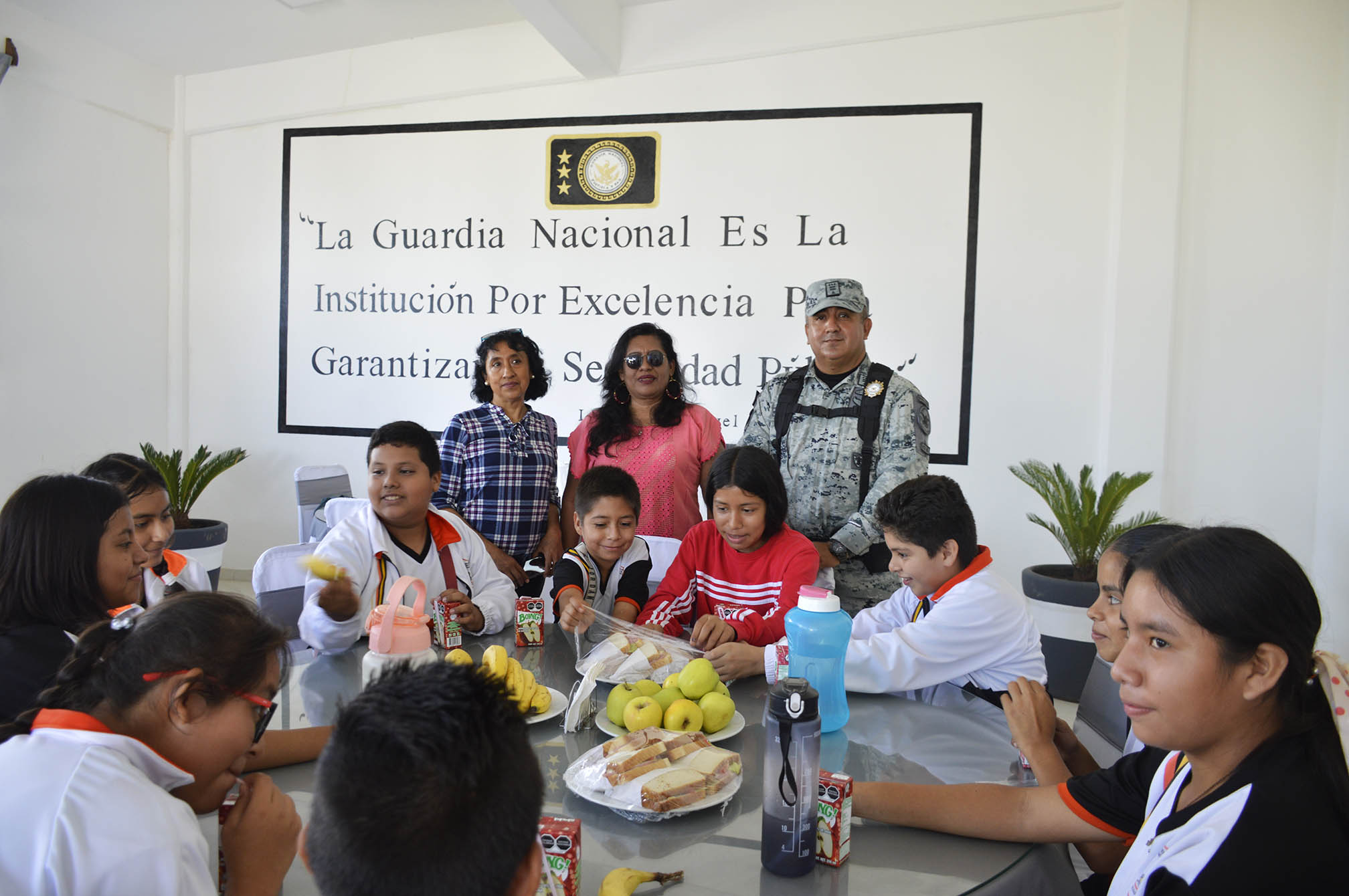 Noé Rodríguez Jaramillo, profesoras y niños