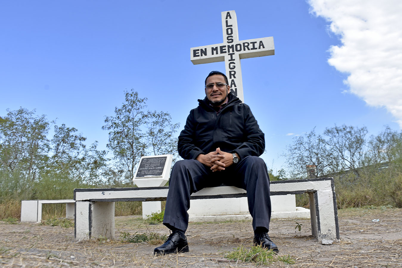 Martín en el monumento y junto al río Bravo