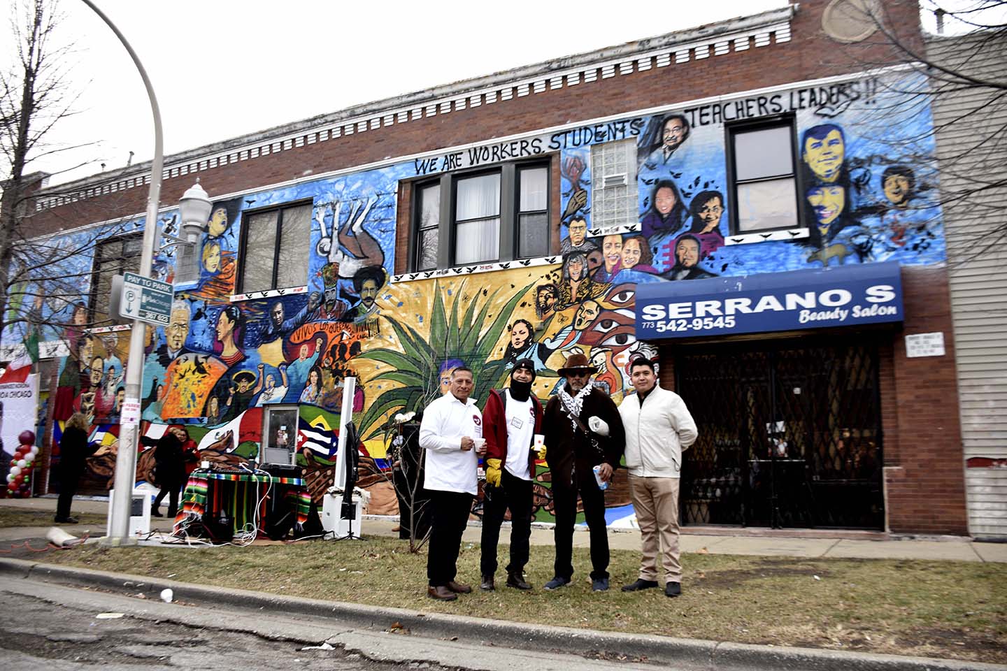 Migrantes frente a un mura en chicago, Illinois 