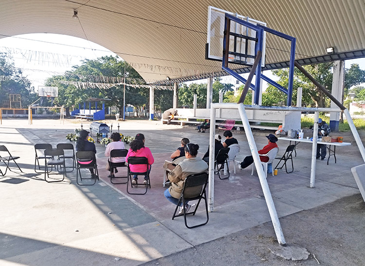 Velorio y personas en la cancha 