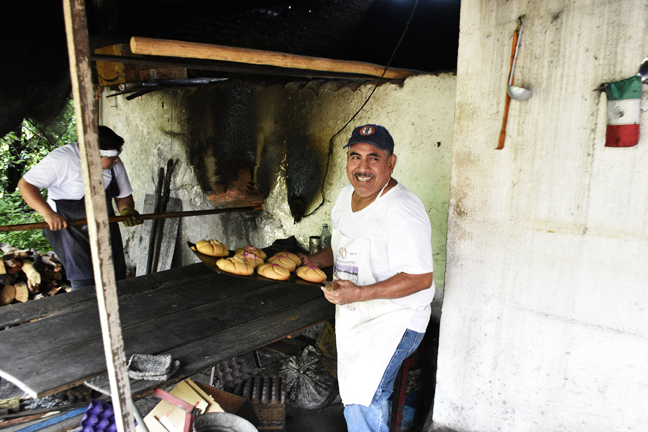 Sacando del pan del horno