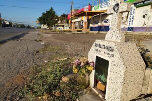 Cruz con nicho de persona atropellada cerca de la escuela copia 2