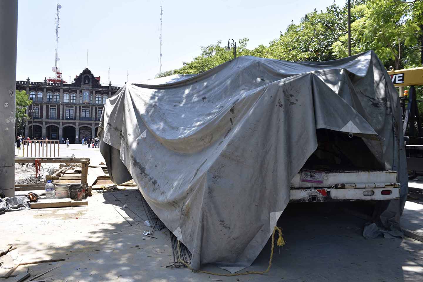 Camión de carga con escultura tapada