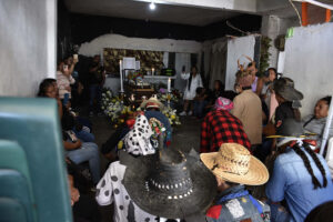 Féretro de don Erasmo y tecuanes haciendo reverencia