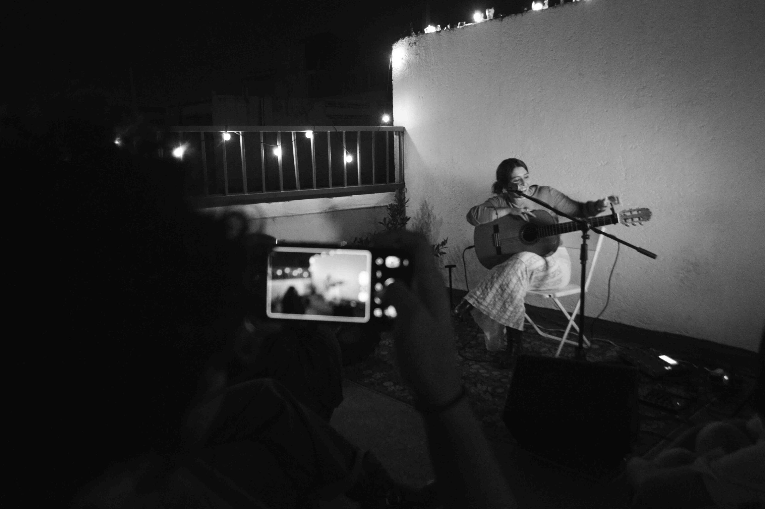 Fernandache tocando en previo a estreno de Rumbo