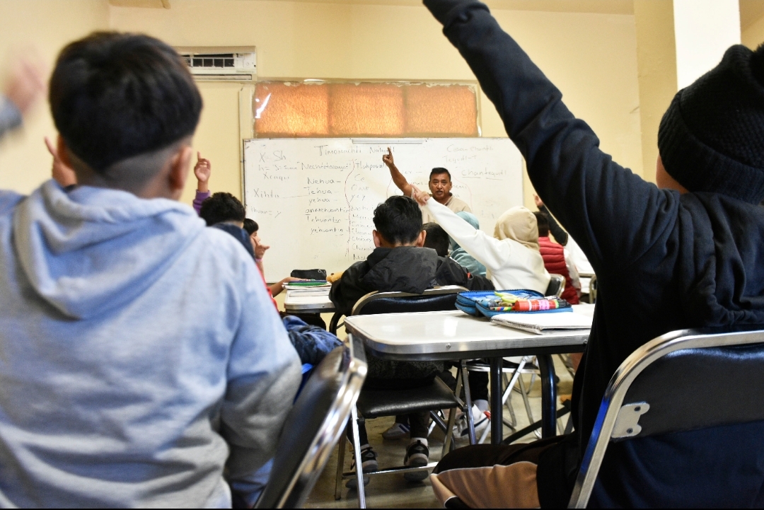Pablo Paredes y niños en clases