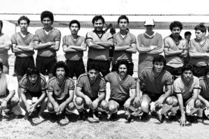 1Equipo Manuel a la izquierda con pantalones en cuclillas copia