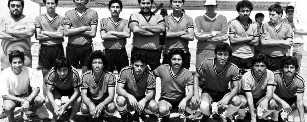 1Equipo Manuel a la izquierda con pantalones en cuclillas copia