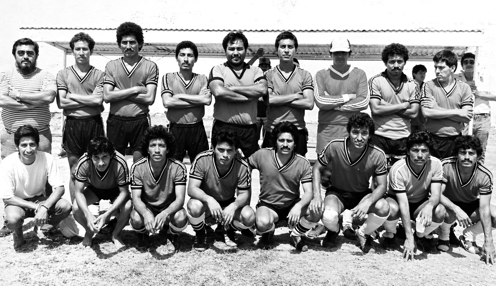 1Equipo Manuel a la izquierda con pantalones en cuclillas copia