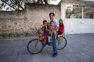 Abuelo y niños