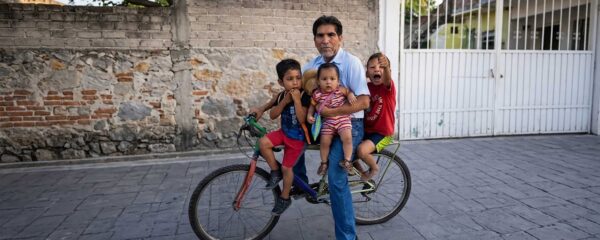 Abuelo y niños